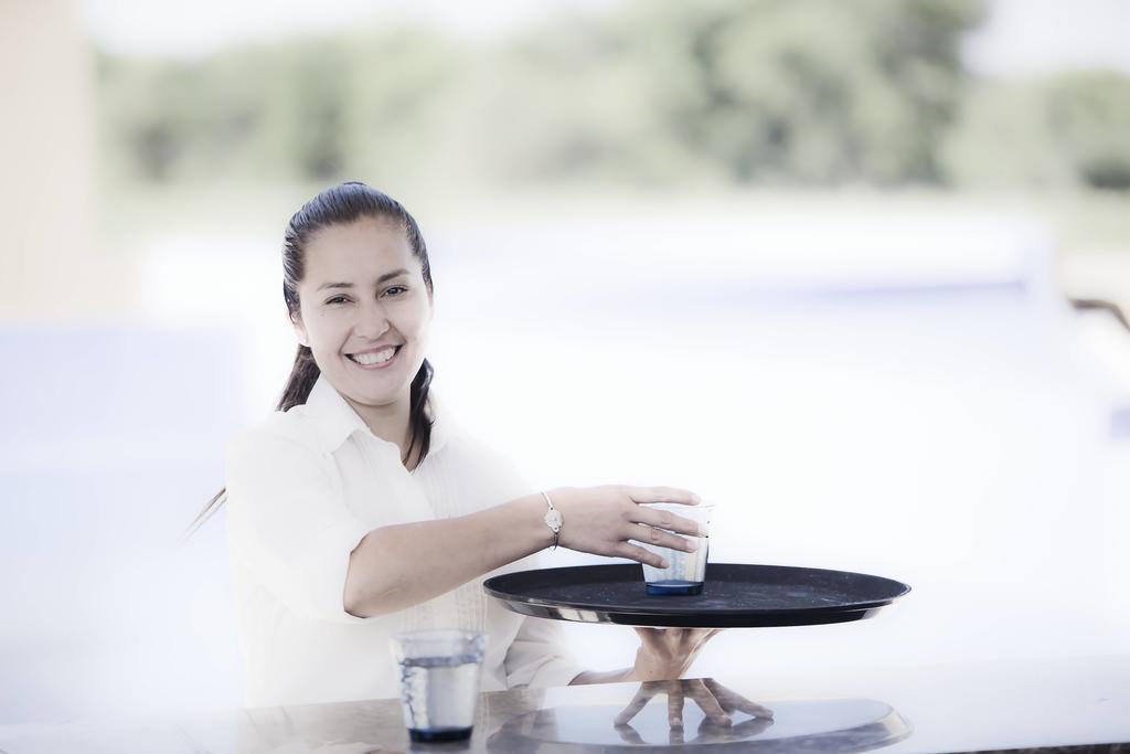 Grace Cafayate Hotel Eksteriør billede A waitress at work