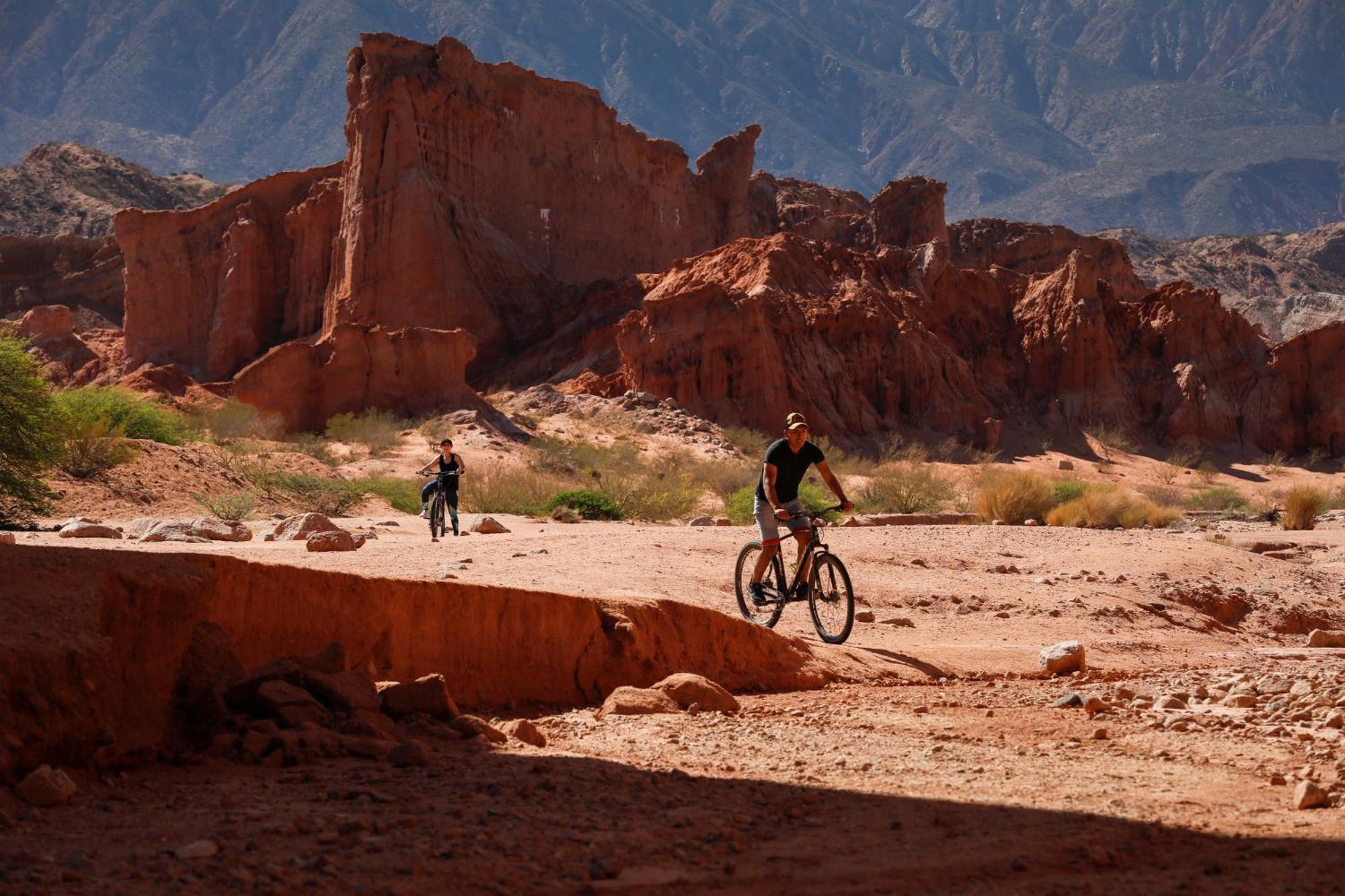 Grace Cafayate Hotel Eksteriør billede Biking at the Grand Canyon